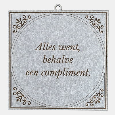 Tegeltje met de spreuk: "Alles went behalve een compliment."