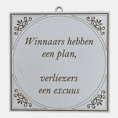 Tegeltje met de spreuk: "Winnaars hebben een plan, verliezers een excuus."