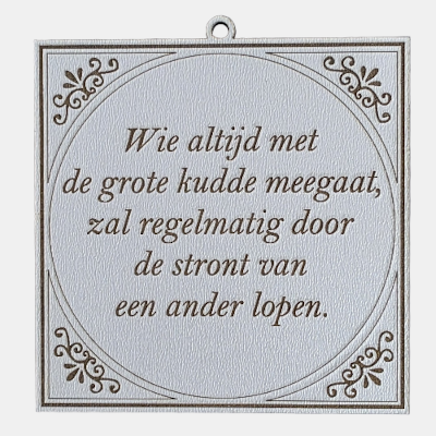 Tegeltje met de spreuk: "Wie altijd met de grote kudde meegaat, zal regelmatig door de stront van een ander lopen."