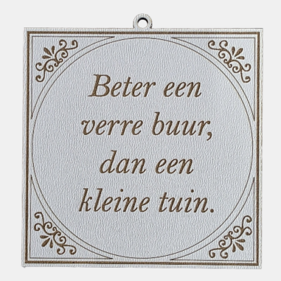 Tegeltje met de spreuk: "Beter een verre buur dan een kleine tuin."
