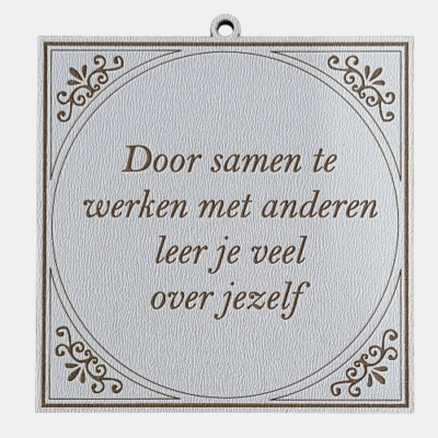 Tegeltje met de spreuk: "Door samen te werken met anderen, leer je veel over jezelf."