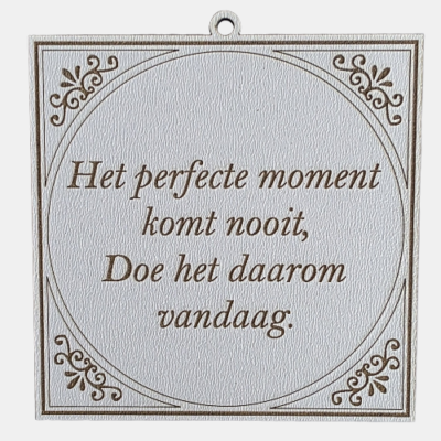 Tegeltje met de spreuk: "Het perfecte moment komt nooit, doe het daarom vandaag."
