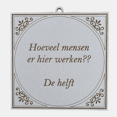 Tegeltje met de spreuk: "Hoeveel mensen er hier werken, de helft."