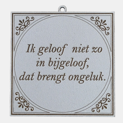 Tegeltje met de spreuk: "Ik geloof niet zo in bijgeloof, dat brengt ongeluk."