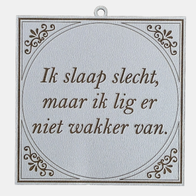 Tegeltje met de spreuk: "Ik slaap slecht, maar lig er nier wakker van."