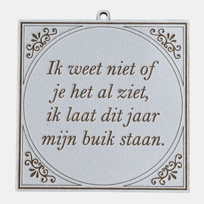 Tegeltje met de spreuk: "Ik weet niet of je het al ziet, maar ik laat dit jaar mijn buik staan."