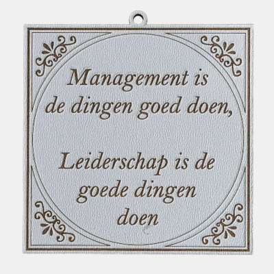Tegeltje met de spreuk: "Management is de dingen goed doen, leiderschap is de goede dingen doen."