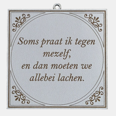 Tegeltje met de spreuk: "Soms praat ik tegen mezelf, en dan moeten we allebei lachen."