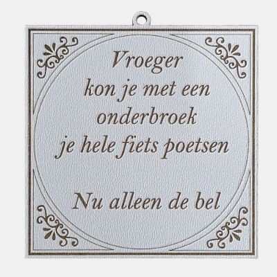 Tegeltje met de spreuk: "Vroeger kon je met een onderbroek je hele fiets poetsen. Nu alleen de bel."