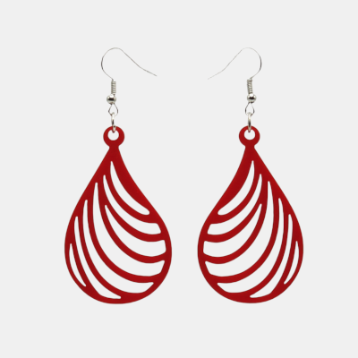 Oorbellen gelaserd uit plexiglas in de mooie vorm van een opengewerkte druppel.