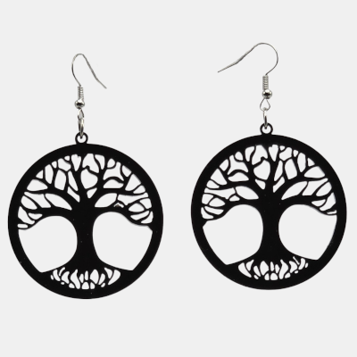 Oorbellen gelaserd uit plexiglas in de vorm van een levensboom.