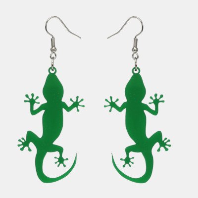 Oorbellen gelaserd uit plexiglas in de vorm van een gekko.