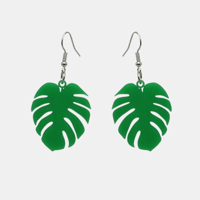 Oorbellen gelaserd uit plexiglas in de vorm van een blad van een vingerplant.