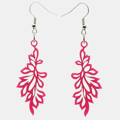 Oorbellen gelaserd uit plexiglas in de vorm van een opengewerkt blad.