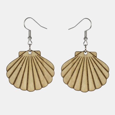 Oorbellen gelaserd uit hout in de vorm van een schelp.