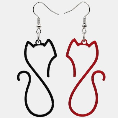 Oorbellen gelaserd uit plexiglas in de vorm van silhouetten van poezen in twee verschillende kleuren.