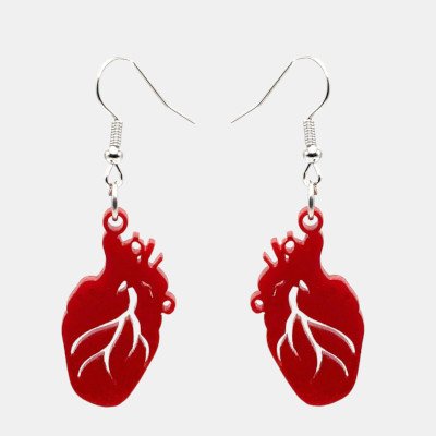 Oorbellen gelaserd uit plexiglas in de vorm van een menselijk hart.