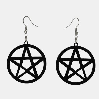 Oorbellen gelaserd uit plexiglas in de vorm van een pentagram.