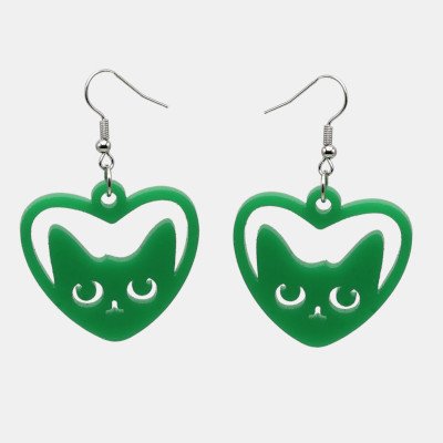 Oorbellen gelaserd uit plexiglas met een poezenhoofd in een hartje.