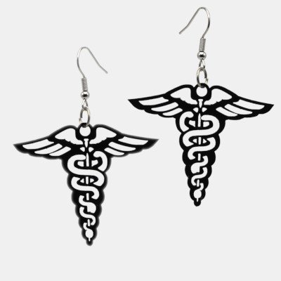 Oorbellen gelaserd uit plexiglas in de vorm van een esculaap.