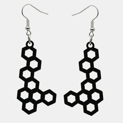 Oorbellen gelaserd uit plexiglas in de vorm van een honingraat.