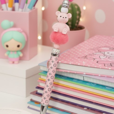 Roze kralenpen met schattig beertje – stijlvolle schrijfaccessoire van Enjoykado