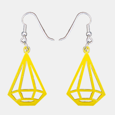 Gele geometrische oorbellen in de vorm van een diamant