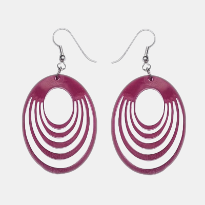 Close-up van een vrolijk model met blond haar dat een paarse ovalen oorbel draagt aan een zilveren oorhaakje. de foto is ingezoomd op het oor en de wang