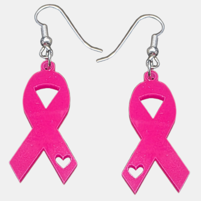 Fotorealistische close-up van een roze lint-oorbel aan een zilveren haakje, gedragen door een model met blond haar. Borstkanker bewustzijn juwelen.