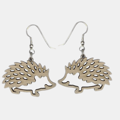 Set van twee lasergesneden houten egel oorbellen met gedetailleerde uitsparingen en zilverkleurige oorhaken, op een effen lichtgrijze achtergrond.