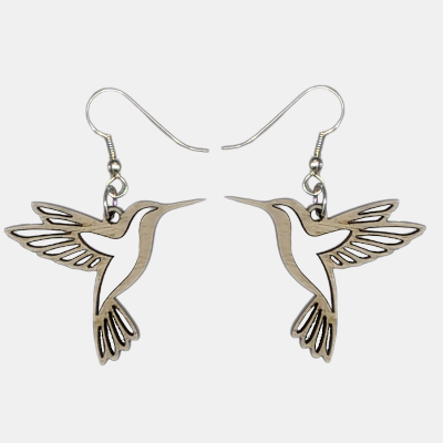 Set van twee lasergesneden houten kolibrie oorbellen met zilver kleurige oorhaken, gefotografeerd op een lichtgrijze achtergrond.
