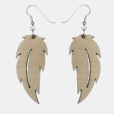 Set van twee lichtgewicht houten veer oorbellen met zilverkleurige oorhaken, gefotografeerd tegen een effen, lichtgrijze achtergrond. Lasergesneden veer oorbellen van naturel hout.