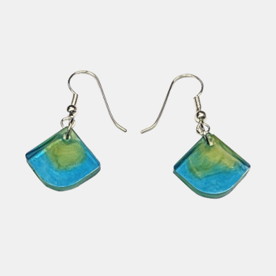 Handgemaakte waaiervormige oorbellen met een helderblauwe basis en een centraal geel marmeren kleuraccent