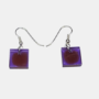 Handgemaakte vierkante paarse oorbellen met een centraal donkerrood kleuraccent en zilveren oorhaakjes