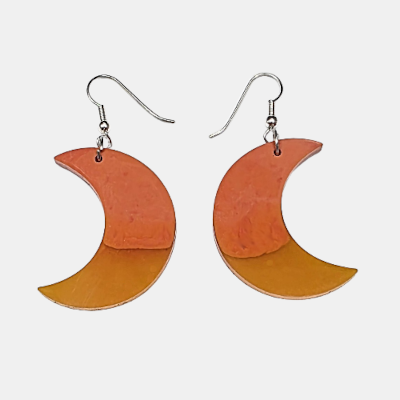 Paar handgemaakte halve maan oorbellen met een kleurverloop van terracotta oranje naar okergeel aan zilverkleurige haakjes.
