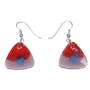 Paar handgemaakte driehoekige oorbellen van kunsthars met een bovenkant in helderrood, een transparante onderkant en een ingesloten blauw kleuraccent aan zilveren haakjes.