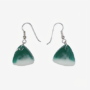 Paar handgemaakte driehoekige epoxy oorbellen met een groen en wit kleurverloop hangend aan zilverkleurige haakjes tegen een witte achtergrond.