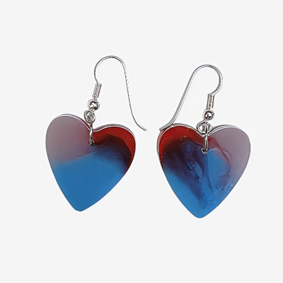 Paar hartvormige epoxy oorbellen met een artistiek rood, donkerpaars en blauw kleurverloop aan zilverkleurige haakjes op een witte achtergrond.