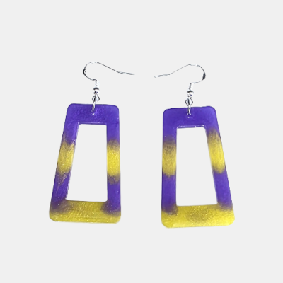 Handgemaakte paars met gele epoxy oorbellen in een asymmetrische rechthoekige vorm met zilverkleurige haken.