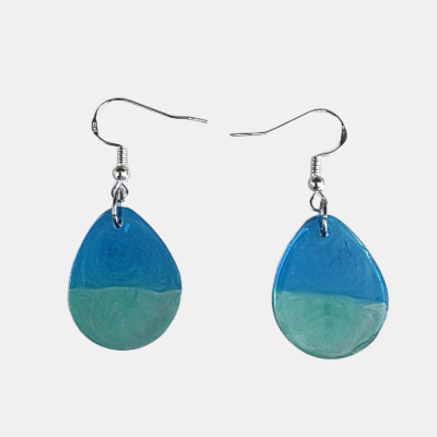Handgemaakte blauw-groene epoxy oorbellen in een verfijnde druppelvorm met een tweekleurig horizontaal kleurverloop en zilverkleurige haken.