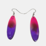 Handgemaakte kunsthars oorbellen in een ovale vorm met een verticaal kleurverloop van felroze naar dieppaars, hangend aan zilverkleurige haakjes.