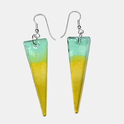 Handgemaakte langwerpige driehoekige oorbellen met een kleurverloop van aqua blauw naar felgeel.