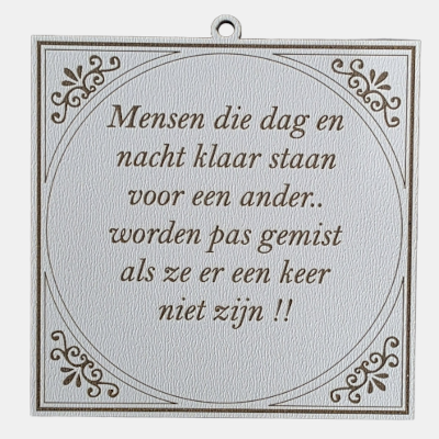 Vierkant wit MDF tegeltje met een gegraveerde bruine tekst over mensen die dag en nacht klaarstaan voor een ander en pas gemist worden als ze er niet zijn.