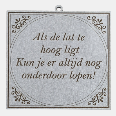 Vierkant wit MDF-tegeltje met een bruine sierrand en de motiverende tekst Als de lat te hoog ligt Kun je er altijd nog onderdoor lopen.