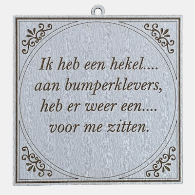 Vierkant wit MDF-tegeltje met bruine rand en de humoristische tekst Ik heb een hekel aan bumperklevers, heb er weer een voor me zitten.