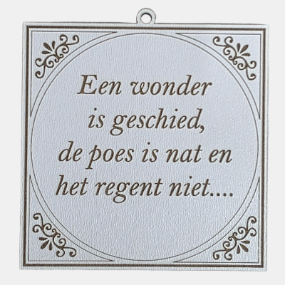 Maak een seo correcte alttekst, titel, bijschrift en omschrijving zonder bulletpunten van bijgevoegde foto het betreft een tegeltje van MDF met een leuke spreuk Maak een lange productbeschijving van bijgevoegde foto. zorg dat de tekst seo in orde is.. Maak een aparte H2 kop als begin en zorg dat er 3 stuks H3 in voorkomen. Heb het niet over letherlook, tegeltje zijn laser gegraveerd. Maak nu een korte productbeschijving van deze foto van maximaal 1 alinea lang. zorg dat de tekst seo in orde is. Zorg dat er een kopje die vetgedrukte is Maak vervolgens een Metatitel van max 60 karakters en zorg dat deze eindigt met - Enjoykado Maak een Meta omschrijving van max 150 karakters