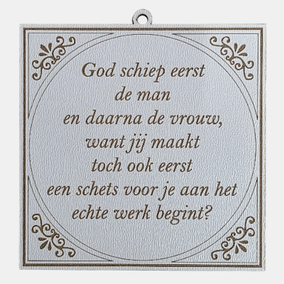 Vierkant wit MDF-tegeltje met lasergegraveerde bruine tekst God schiep eerst de man en daarna de vrouw want jij maakt toch ook eerst een schets voor je aan het echte werk begint.