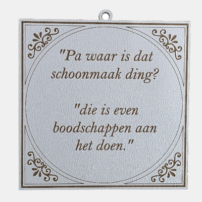Vierkant wit MDF-tegeltje met bruine lasergegraveerde tekst over een kind dat vraagt waar het schoonmaakding is en een vader die antwoordt dat "die" even boodschappen aan het doen is.