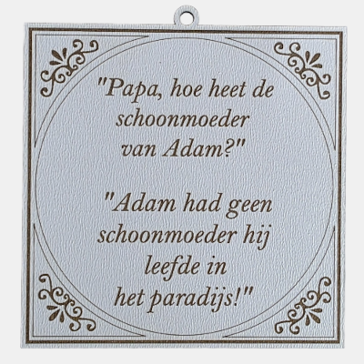 Wit vierkant MDF-tegeltje met bruine lasergegraveerde tekst over Adam die in het paradijs leefde omdat hij geen schoonmoeder had.