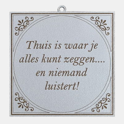 Vierkant wit MDF-tegeltje met bruine sierrand en de humoristische tekst Thuis is waar je alles kunt zeggen en niemand luistert.